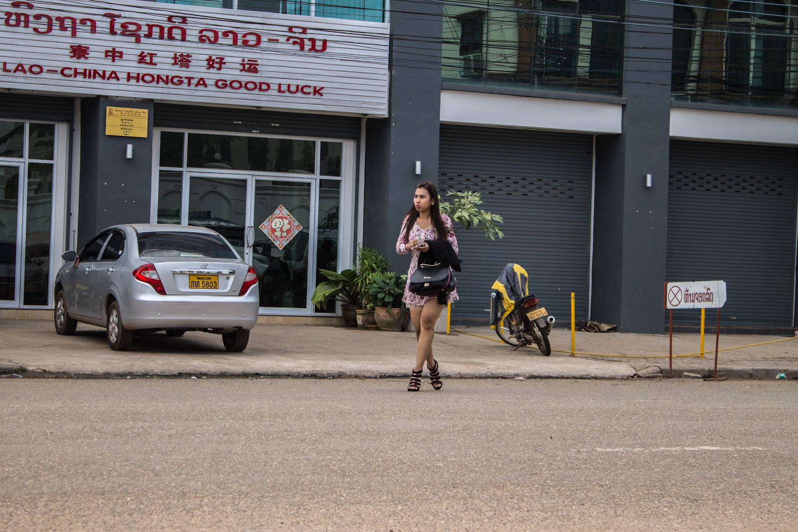 Телки возле таиского консульства во Вьентьяне