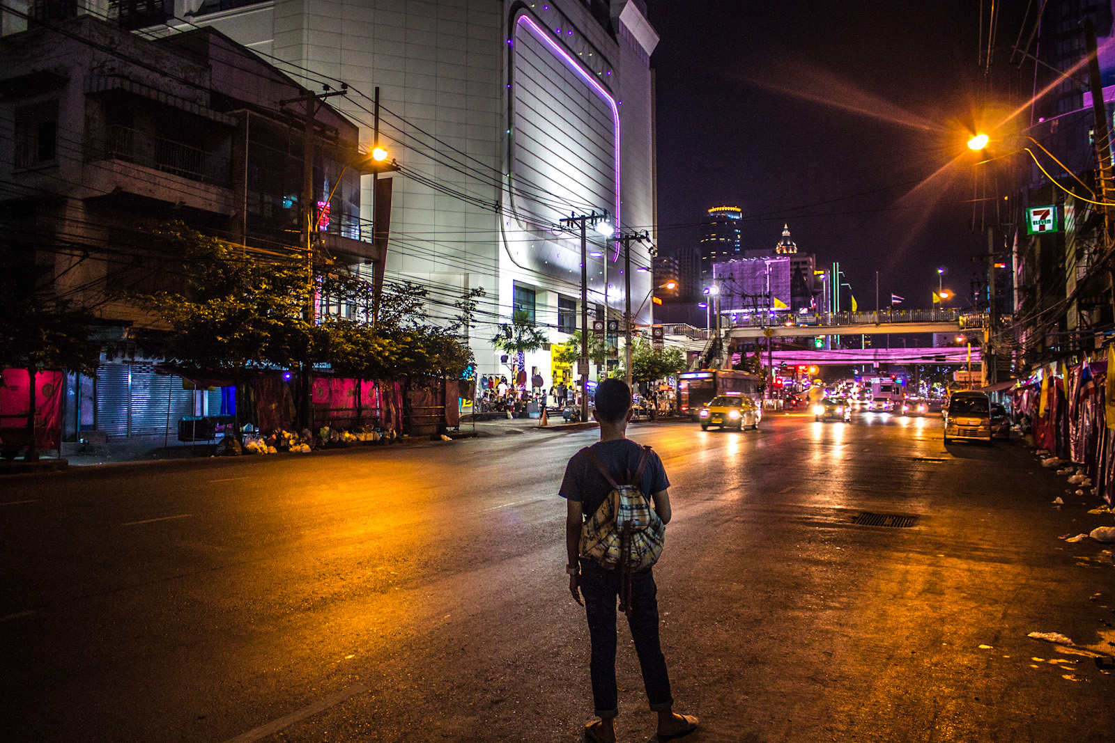 Вечерний бангкок. Тайцы на улицах Бангкока. Бангкок непарадный. Бангкок улица Банграк в Бангкоке. Зеленые улицы в Бангкоке.
