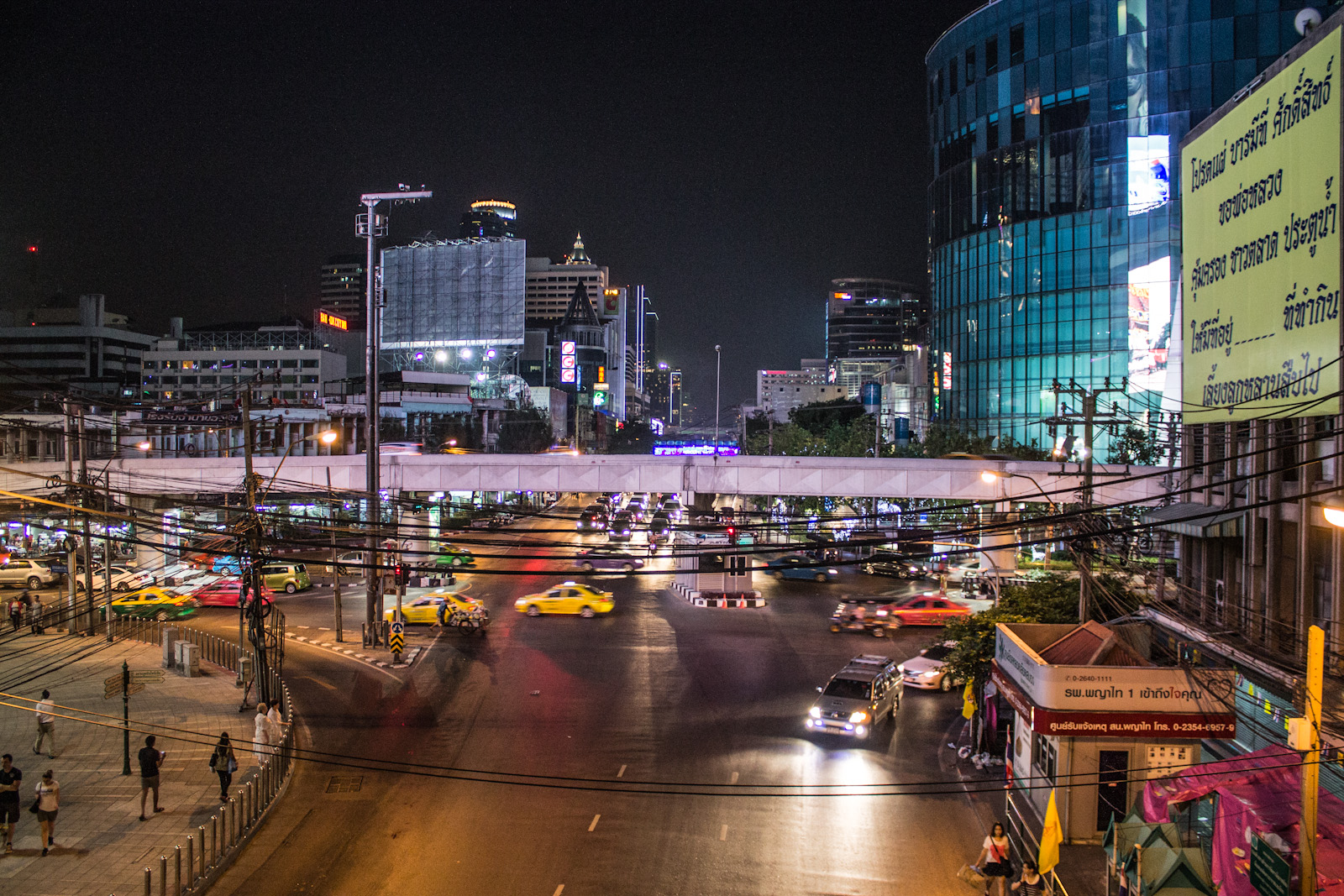 Бангкок вечером. Сохо Бангкок. Бонза Бангкок. Бангкок Центральная улица. Ночной Бангкок.
