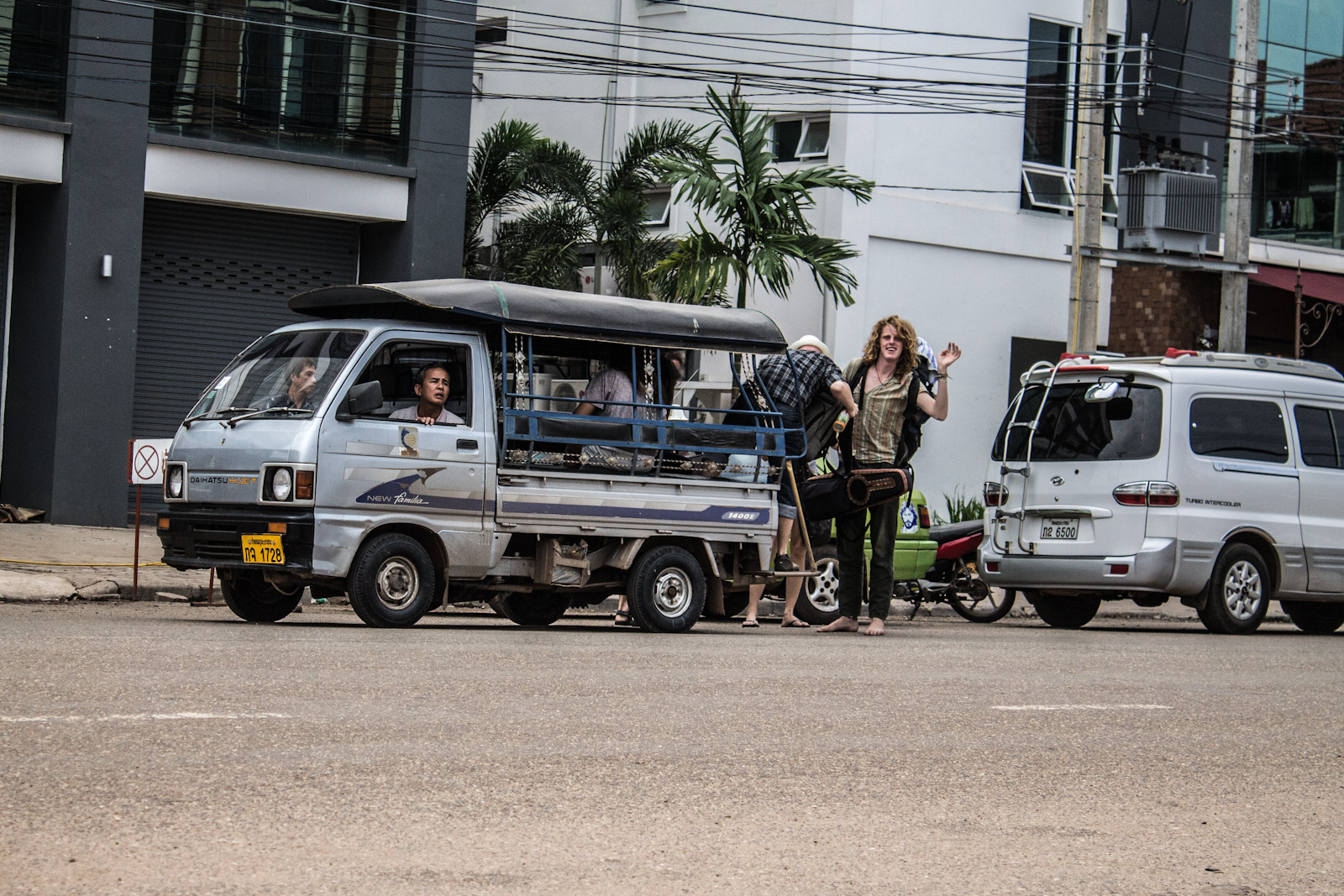 Возле таиского консульства во Вьентьяне